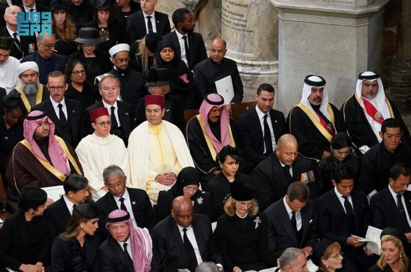 تركي بن محمد خلال مشاركته في مراسم العزاء (واس)