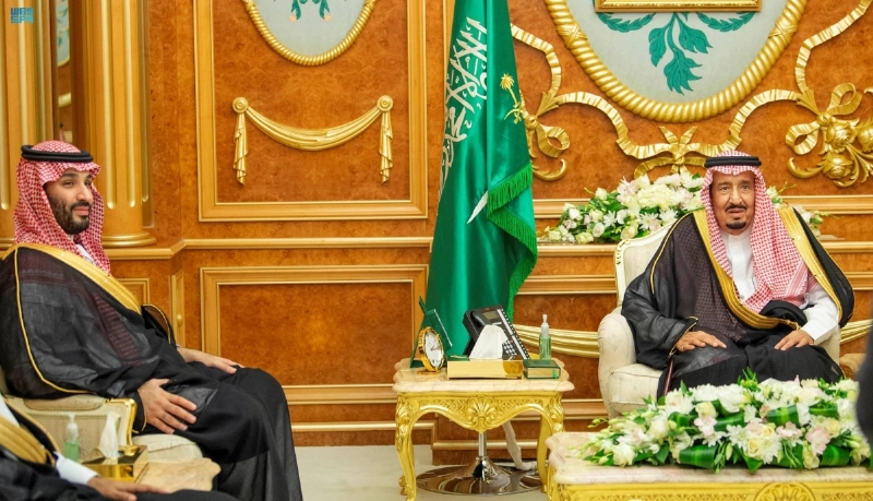 الملك سلمان وولي العهد خلال تسلم أوراق اعتماد السفراء (وس)