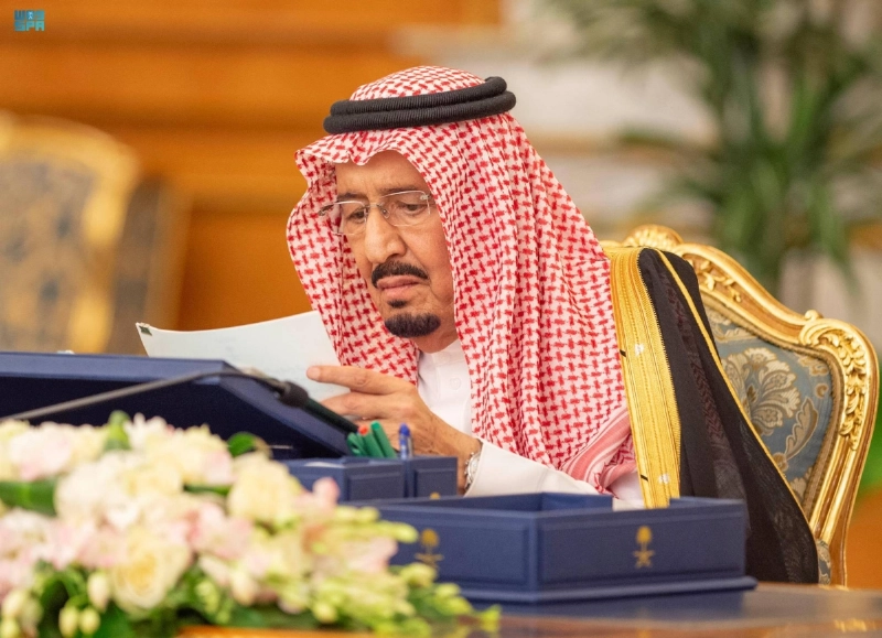 خادم الحرمين مترئسا جلسة مجلس الوزراء أمس في جدة (واس)