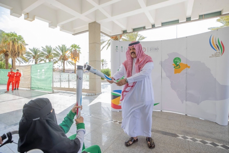 عبدالعزيز بن سعد يتسلم شعلة دورة الألعاب السعودية
