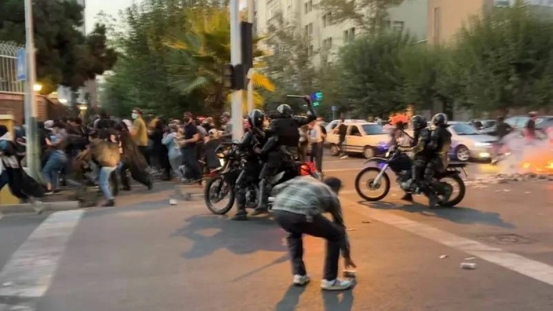 رجال أمن يعتدون على المتظاهرين (مكة)