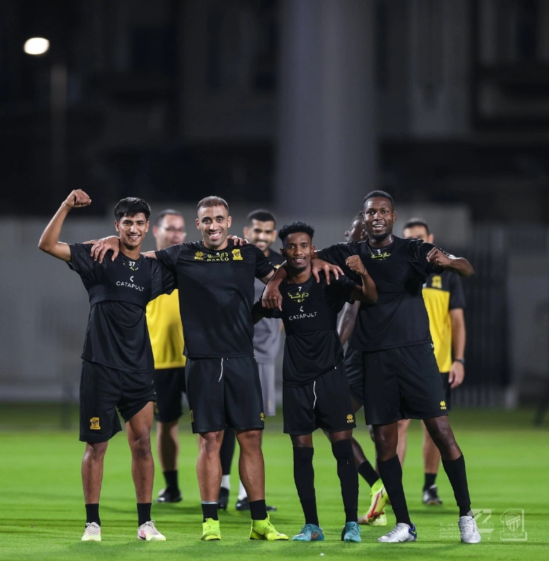 لاعبو الاتحاد خلال المناورة