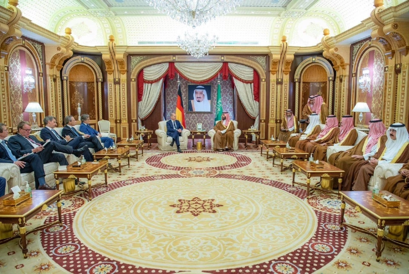 الأمير محمد بن سلمان خلال استقباله أولاف شولتس بجدة أمس (واس)