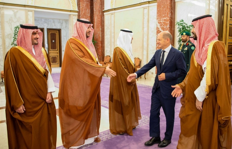 الأمير محمد بن سلمان خلال استقباله أولاف شولتس أمس بجدة (واس)