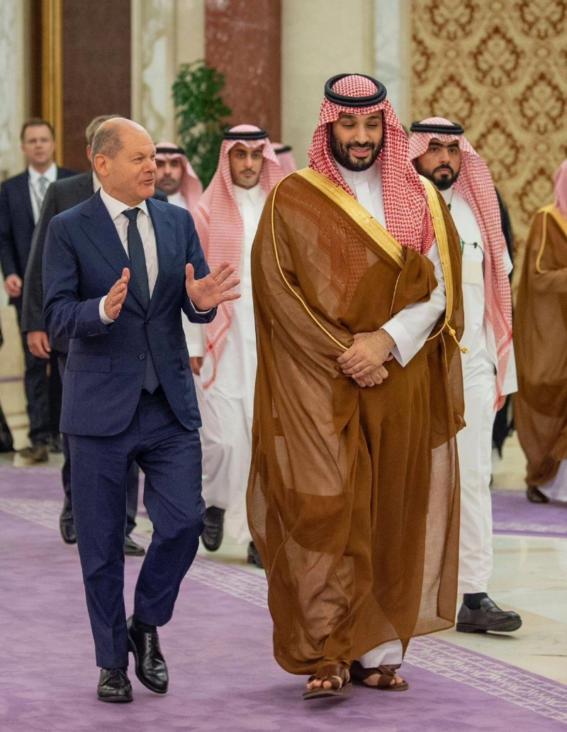 الأمير محمد بن سلمان خلال استقباله أولاف شولتس أمس بجدة (واس)