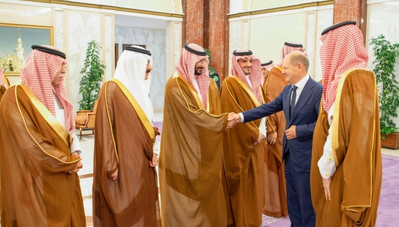 الأمير محمد بن سلمان خلال استقباله أولاف شولتس أمس بجدة (واس)
