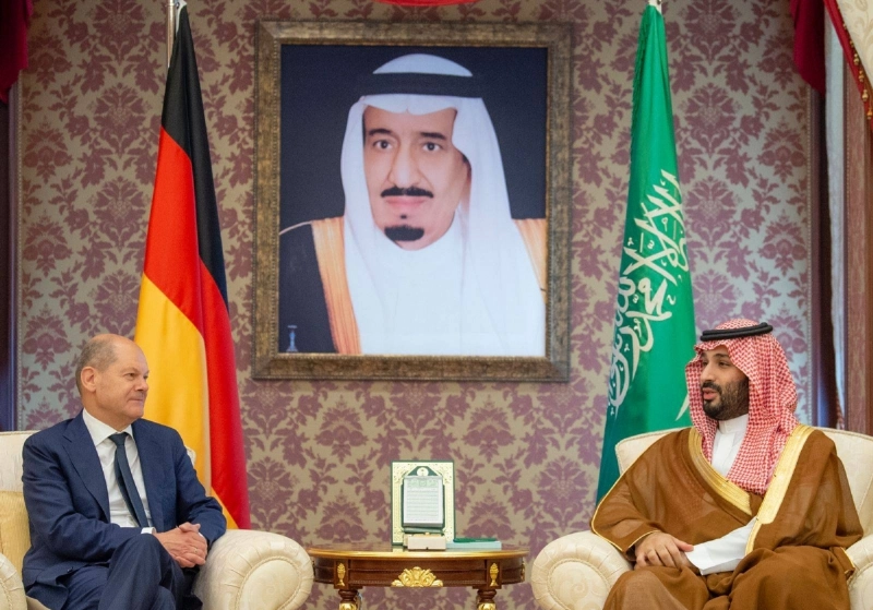 الأمير محمد بن سلمان خلال استقباله أولاف شولتس بجدة أمس (واس)
