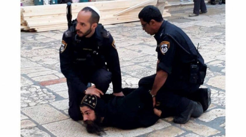 شرطيان اسرائيليان يعتقلان فلسطيني بطريقة وحشية (مكة)
