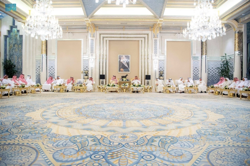 خادم الحرمين خلال استقباله ملك البحرين بقصر السلام في جدة أمس (واس)