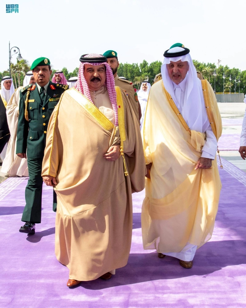 أمير مكة خلال استقباله حمد آل خليفة بالمطار
