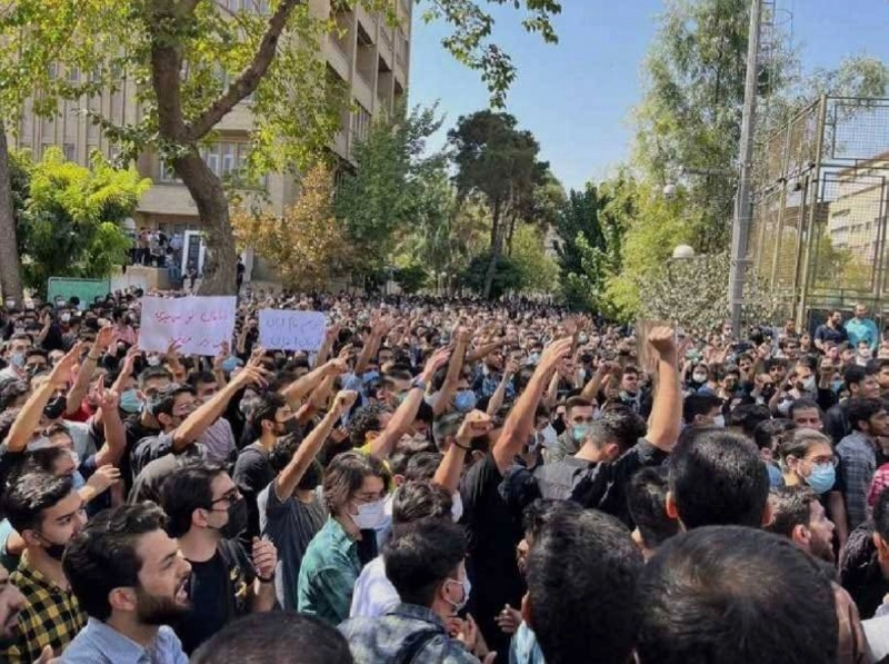 الإيرانيون يواصلون احتجاجاتهم