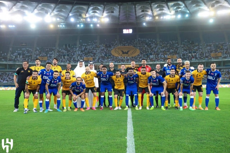 جماعية للاعبي الهلال والقادسية الكويتي