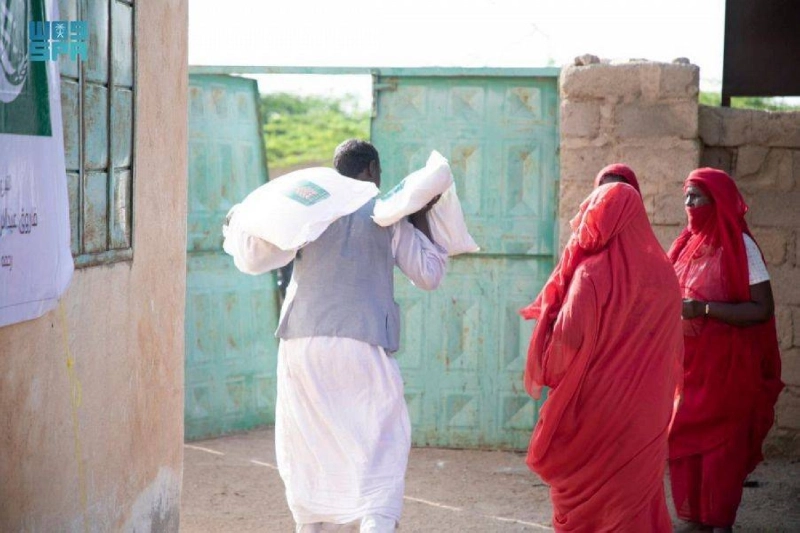 أسرة حصلت على سلتها الغذائية