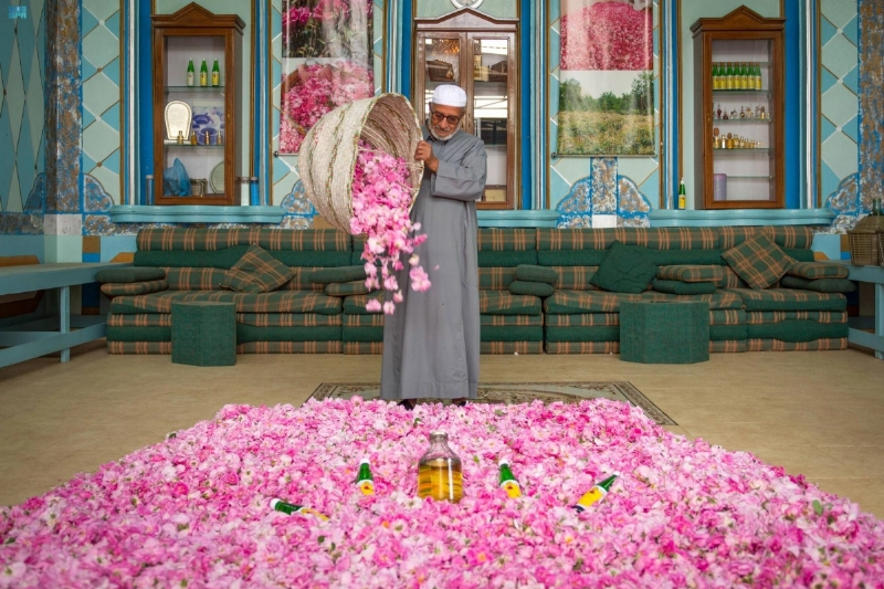 تعد الطائف إحدى أهم الوجهات السياحية بالمملكة، الأمر الذي يعزز من استكشاف التنوع الكبير الذي تحتضنه تجاربها السياحية، والفرص الاستثمارية، حيث تتمتع بمزايا تشكل قيمة مضافة، بوصفها البوابة الشرقية لمكة، ونقطة التقاء طرق متصلة بالمناطق والمدن المجاورة، واحتضانها لمواقع تراثية وتاريخية وبيئية.