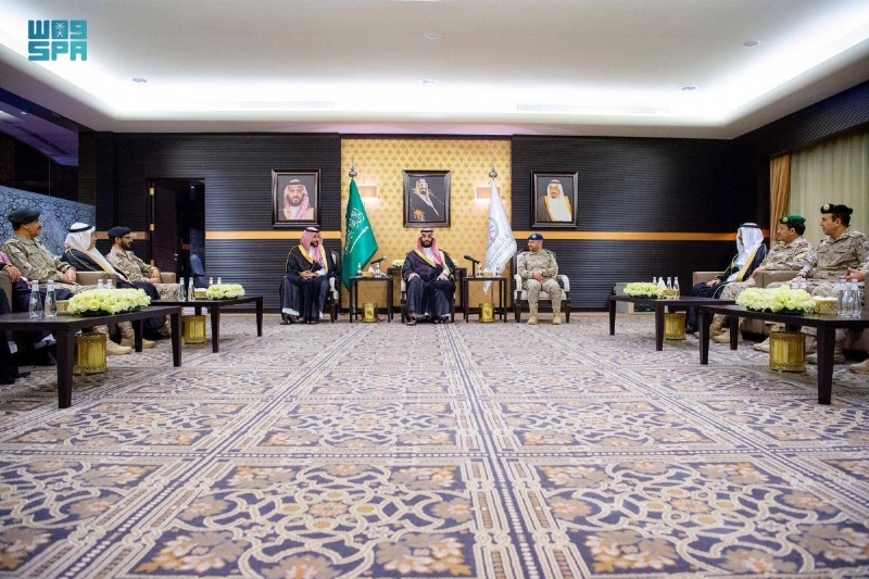 ولي العهد خلال لقائه وزير الدفاع وقيادات الوزارة (واس)