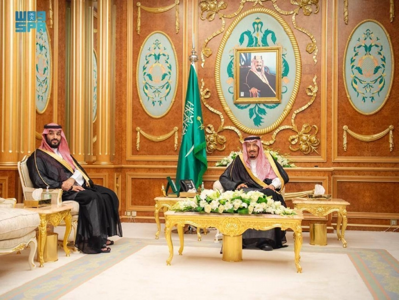 الملك سلمان بن عبدالعزيز والأمير محمد بن سلمان خلال مراسم أداء القسم (واس)