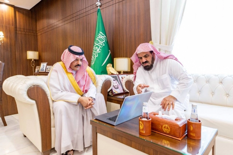 عبدالعزيز بن سعد خلال استقباله تركي الضبعان