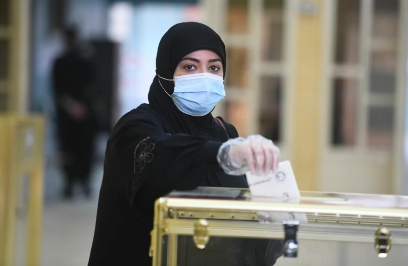 كويتية تشارك في التصويت (مكة)