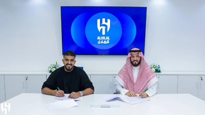 فهد بن نافل وعبدالله المعيوف خلال تجديد العقد