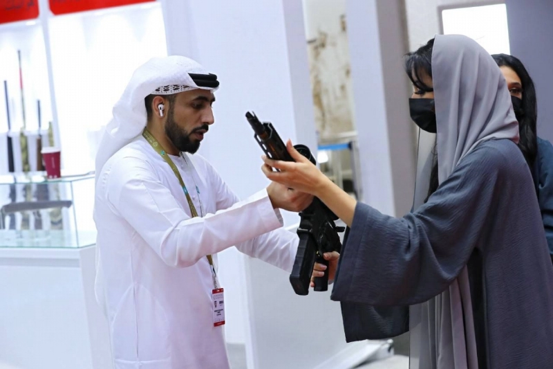 إماراتية تتعلم استخدام السلاح (مكة)
