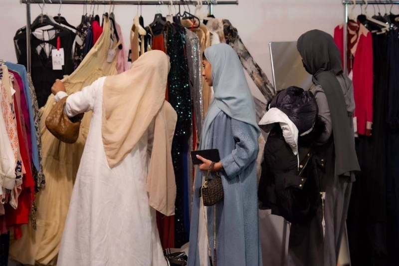 متسوقات في مهرجان أوتلت 2022 بالرياض (مكة)