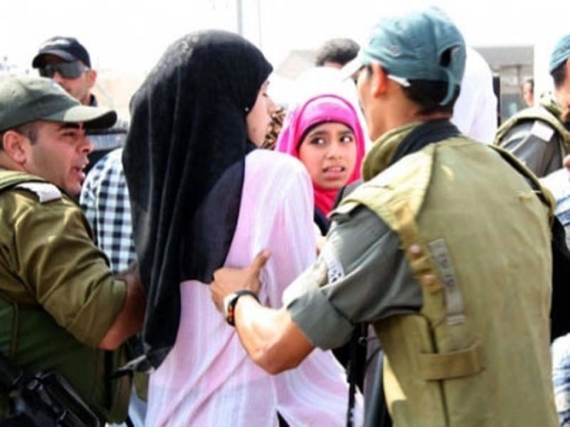 قوات الاحتلال لدى اعتقال الفلسطينية (مكة)