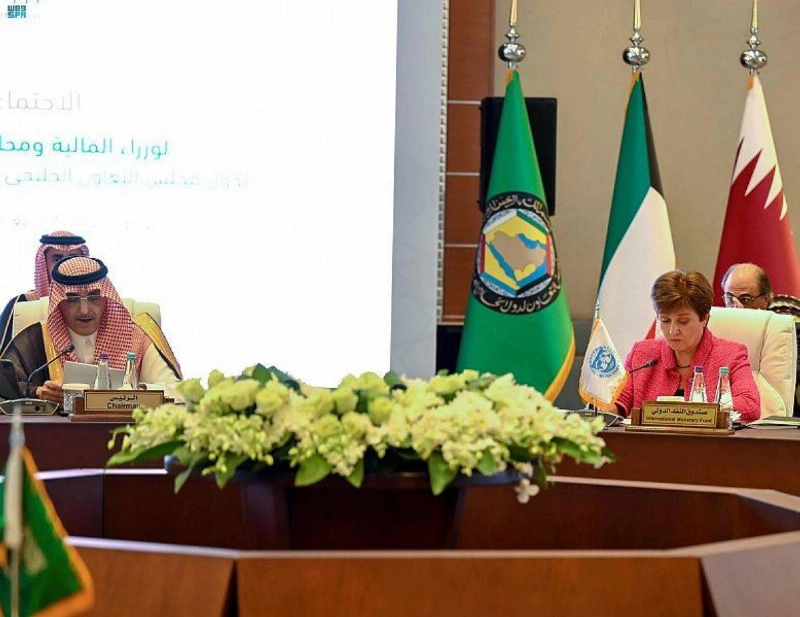 الجدعان ورئيسة الصندوق خلال الاجتماع