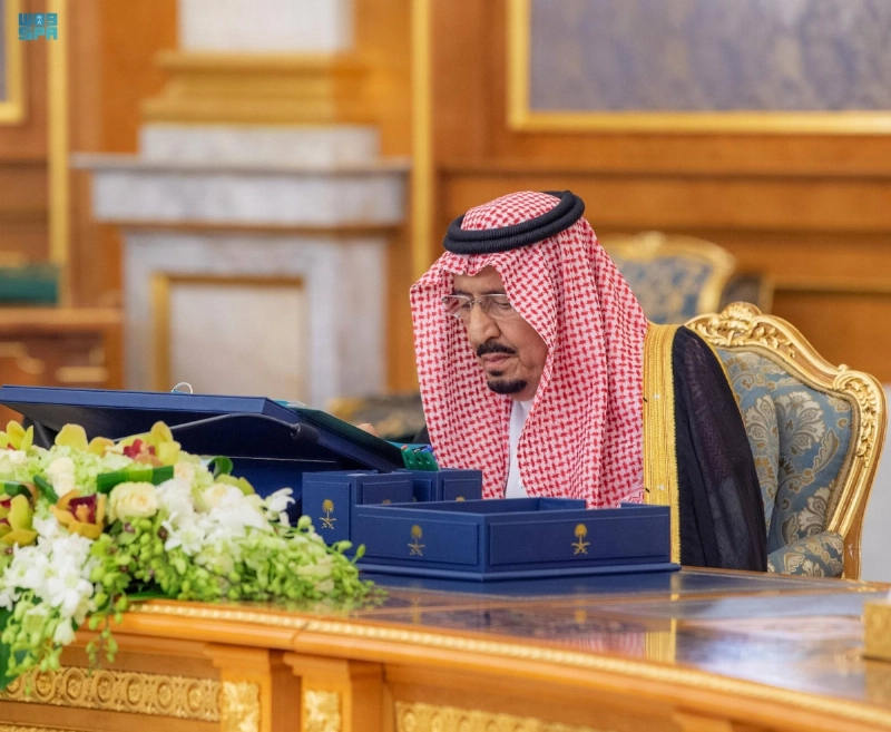 خادم الحرمين لدى ترؤسه جلسة مجلس الوزراء أمس في جدة (واس)