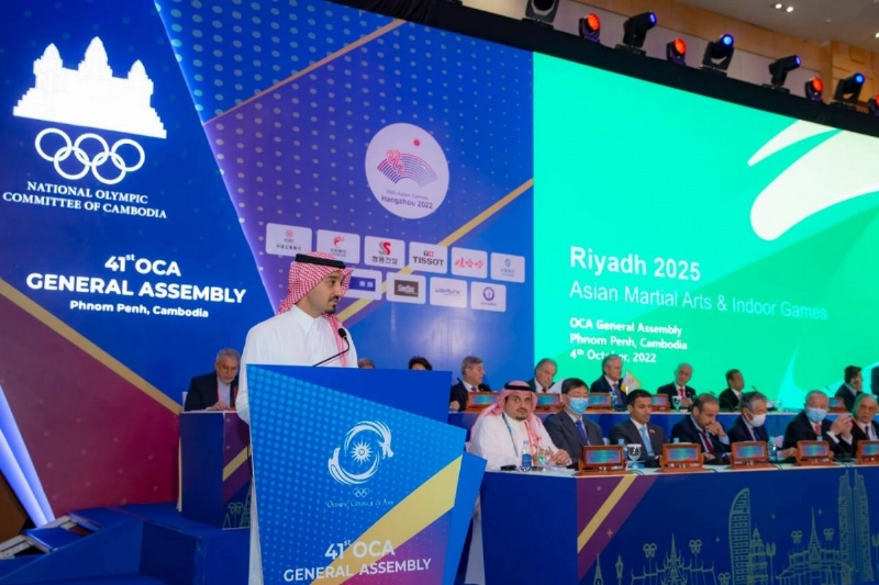 عبدالعزيز بن تركي يتحدث خلال الاجتماع