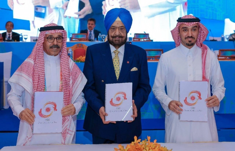 عبدالعزيز بن تركي ونظمي النصر وراجا سينغ خلال توقيع عقد الاستضافة
