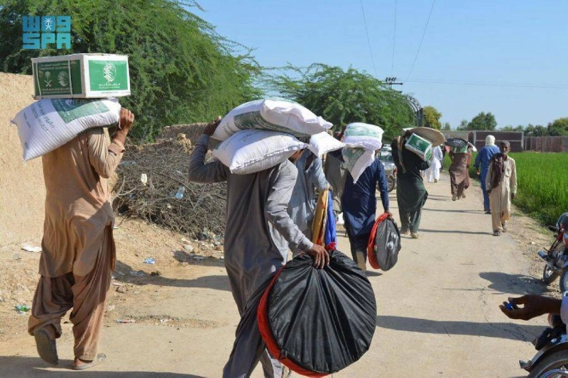باكستانيون كثيرون استفادوا من المواد الإغاثية السعودية (واس)