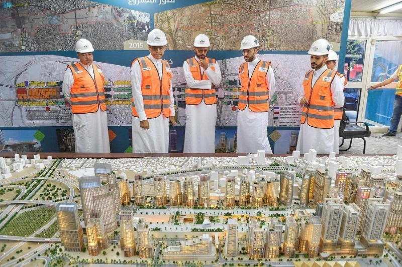 الرشيد خلال اطلاعه على سير الأعمال بالمشروع (مكة)