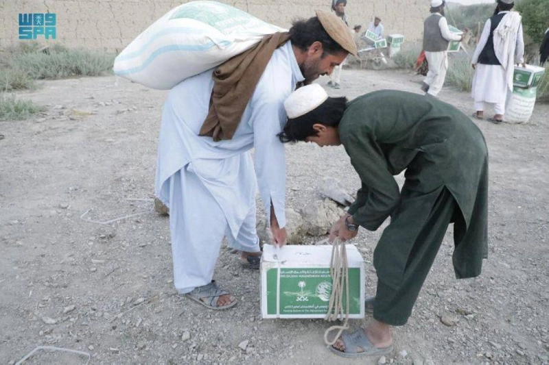 أفغانيان يحملان السلال السعودية