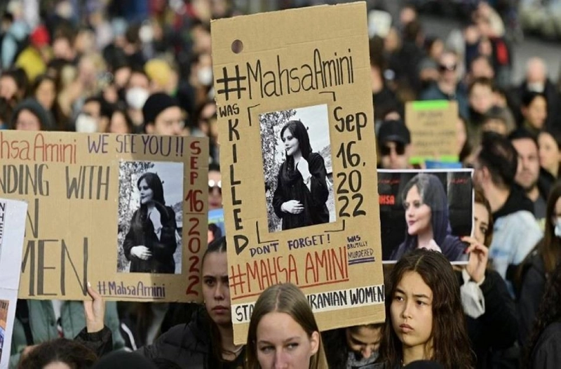 صور مهسا أميني في أيدي المتظاهرين