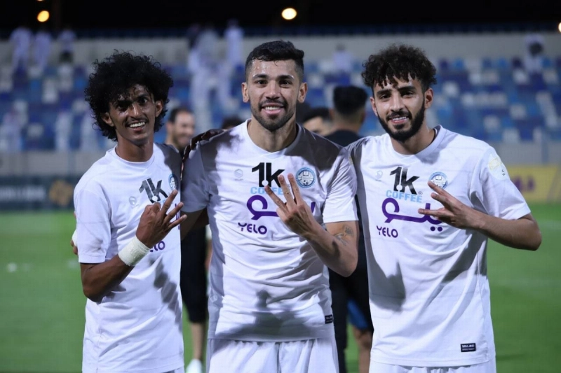 فرحة لاعبي الأخدود بالصدارة