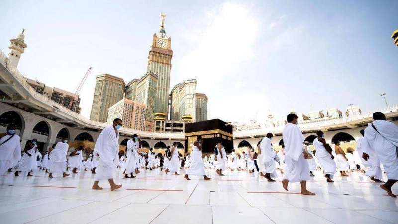 معتمرون يطوفون حول الكعبة المشرفة (مكة)