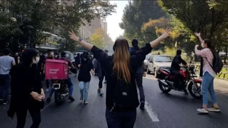 طالبات المدارس يشاركن في المظاهرات (مكة)