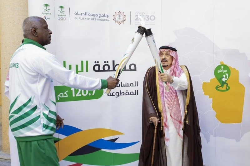 فيصل بن بندر يتسلم شعلة الألعاب