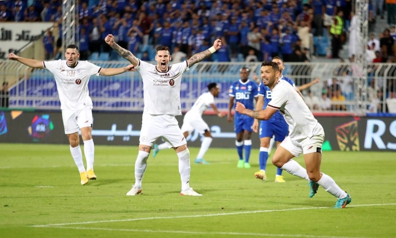 فرحة لاعبي الشباب بهدف التعادل