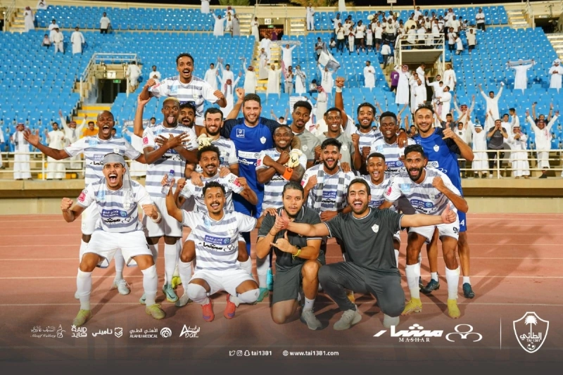 فرحة لاعبي الطائي بعد فوزهم على الرائد