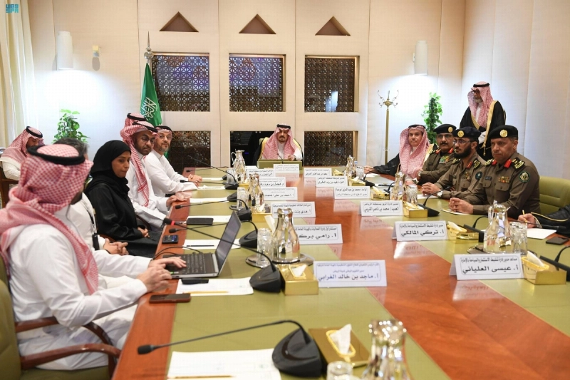 فيصل بن بندر خلال اطلاعه على استعدادات موسم الرياض (مكة)