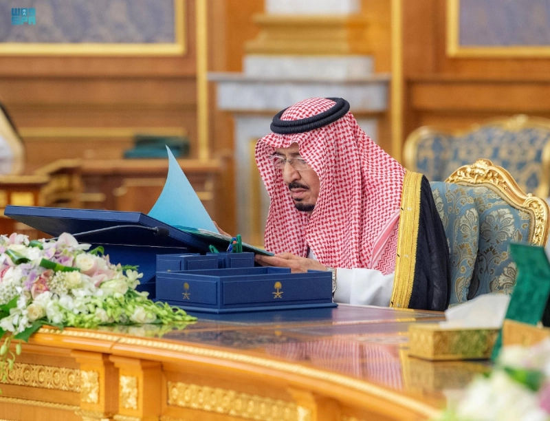 خادم الحرمين لدى ترؤسه جلسة المجلس أمس (واس)
