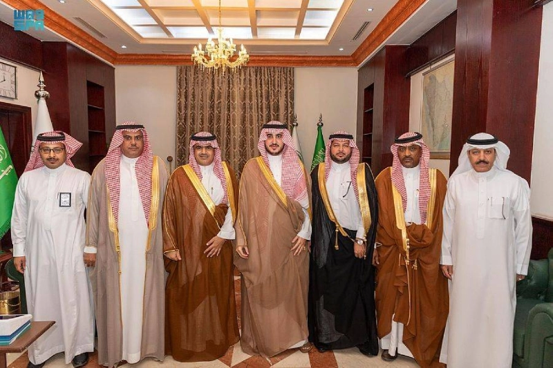 أمير الجوف يتوسط رئيس وأعضاء الغرفة