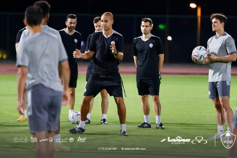 بيدرو داوكستا يوجه لاعبي الطائي