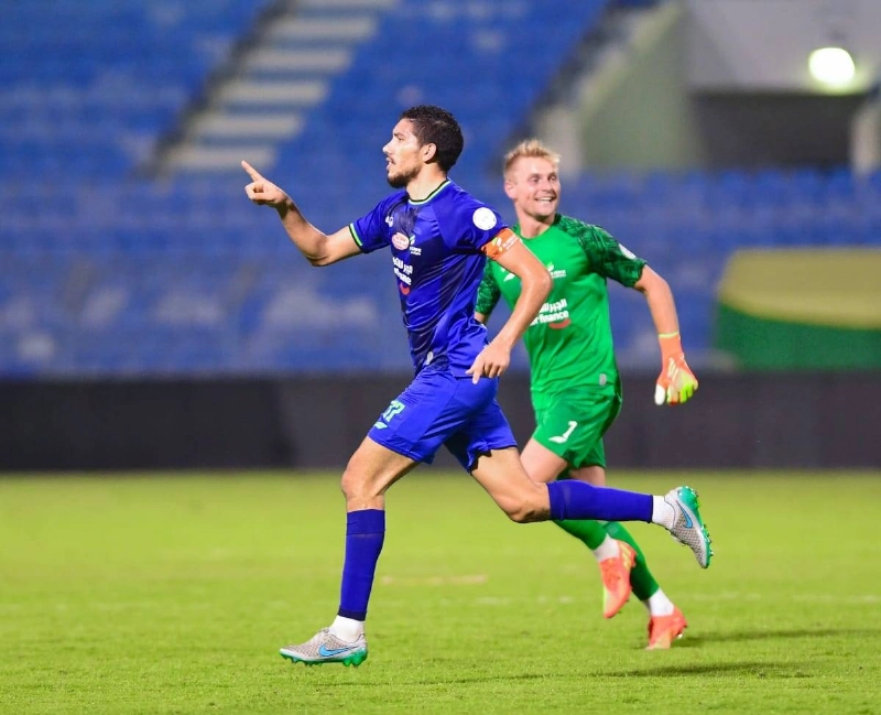 لاعب الفتح يحتفل بهدف الدقائق الأخيرة