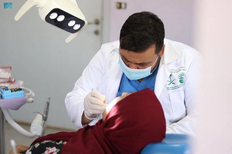 طبيب يعالج إحدى المريضات في لبنان (واس)
