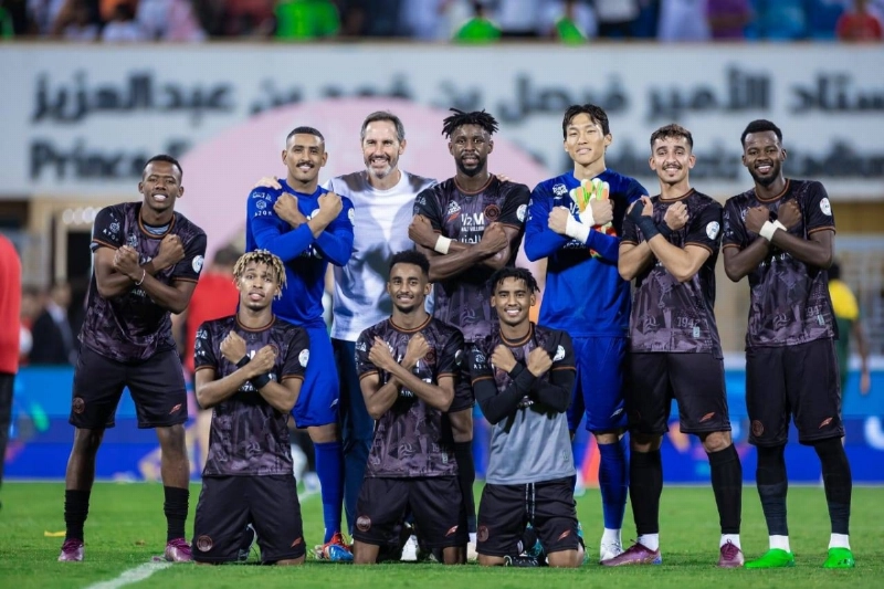 دفاع الشباب يحتفل بالفوز على الخليج