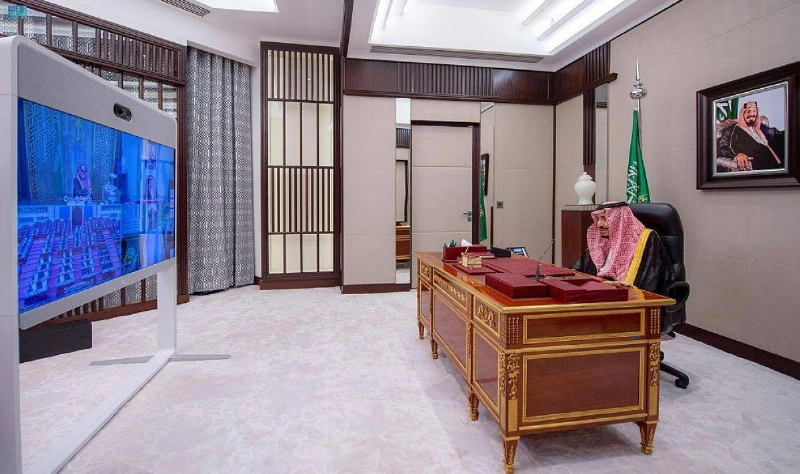 خادم الحرمين يلقي خطابه عبر الاتصال المرئي أمس (واس)