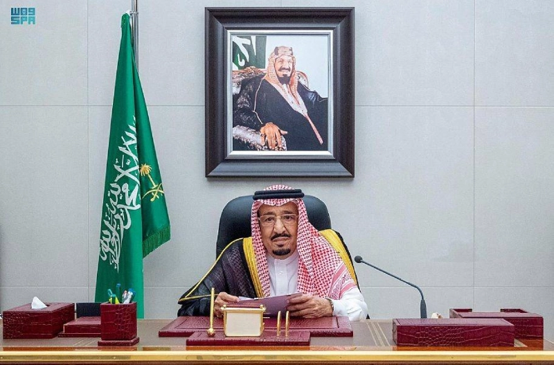 خادم الحرمين يلقي خطابه عبر الاتصال المرئي أمس (واس)