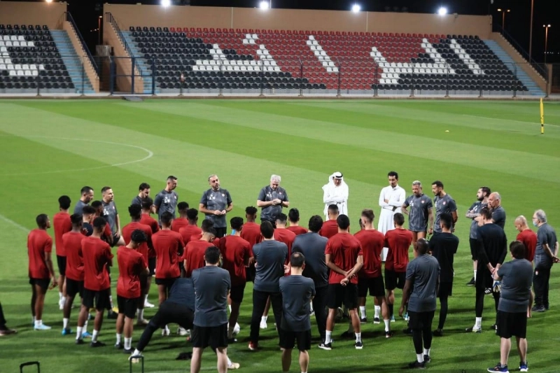 لاعبو الرائد مع الجهاز الفني خلال التدريبات